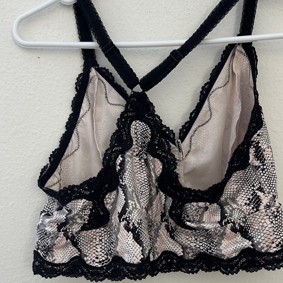 Elegant Snake Print Bralette with Black Lace - Picture 6 of 6